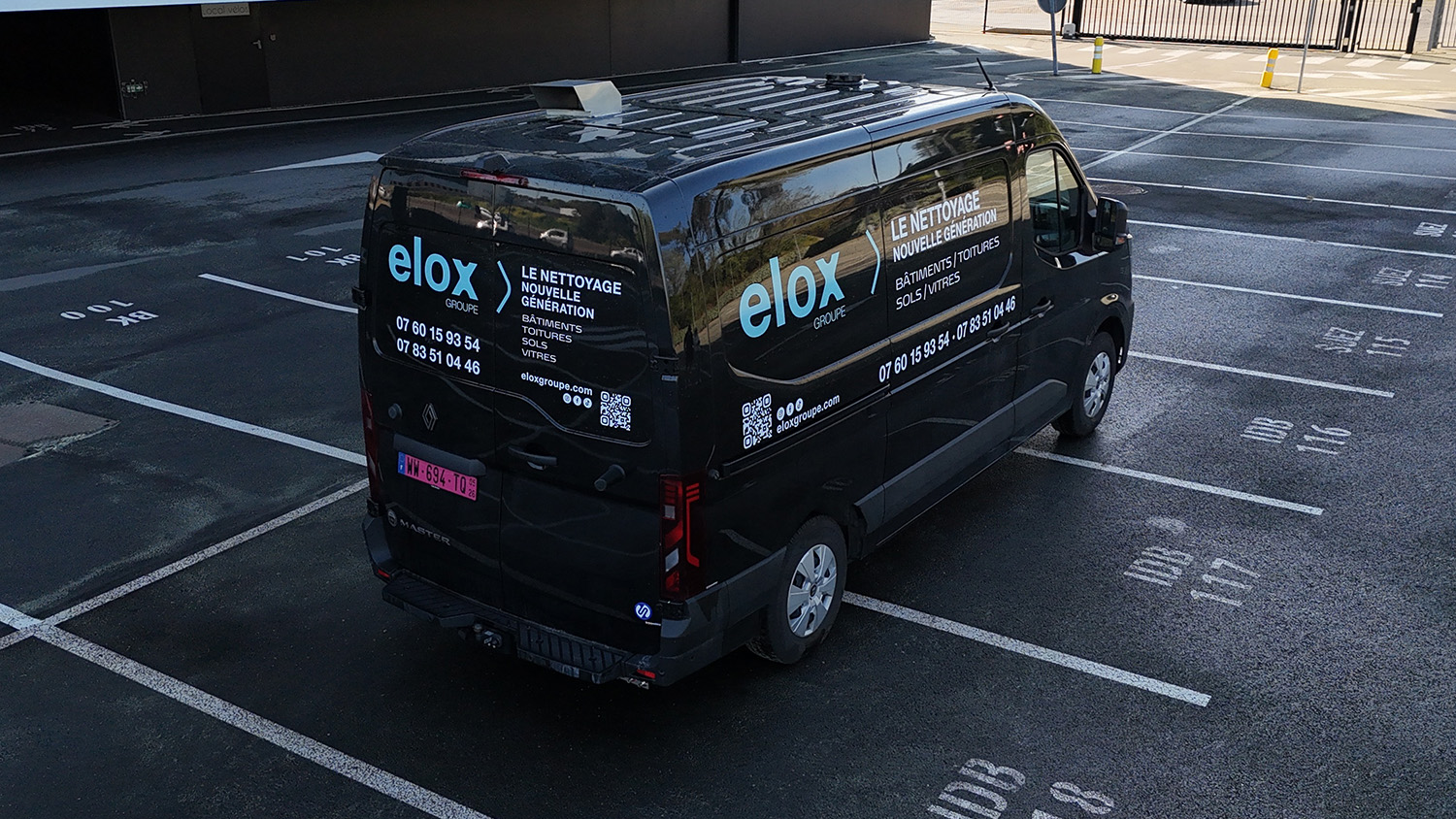 Prise de vue depuis un drone du camion de nettoyage Elox