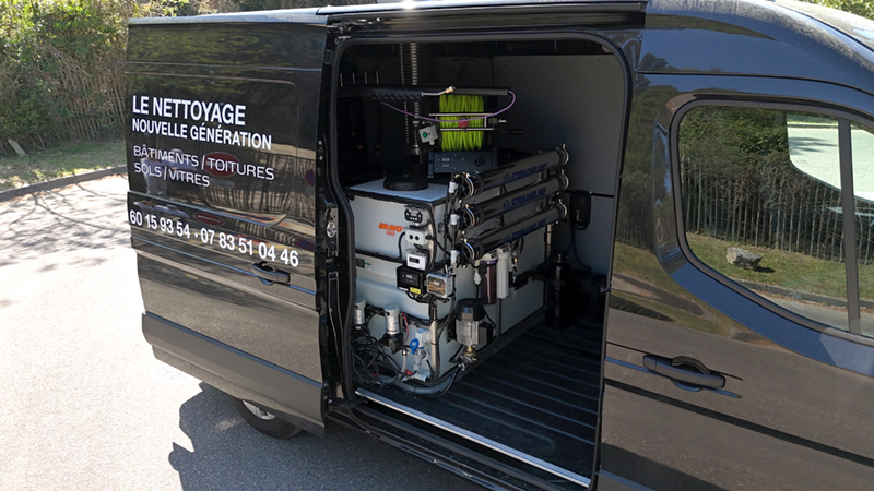 Photo de l'intérieur du camion Elox Groupe, contenant le materiel de nettoyage professionnel.