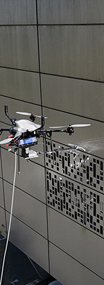 Drone nettoyant une façade